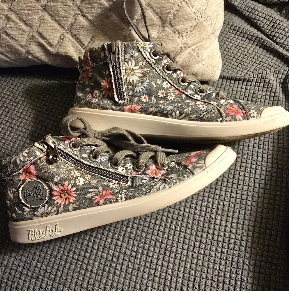 Blowfish Malibu, kids Valetta Sneaker. These are a size 5